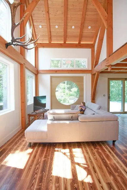Warm timber interior with coordinated Fenstür windows and doors