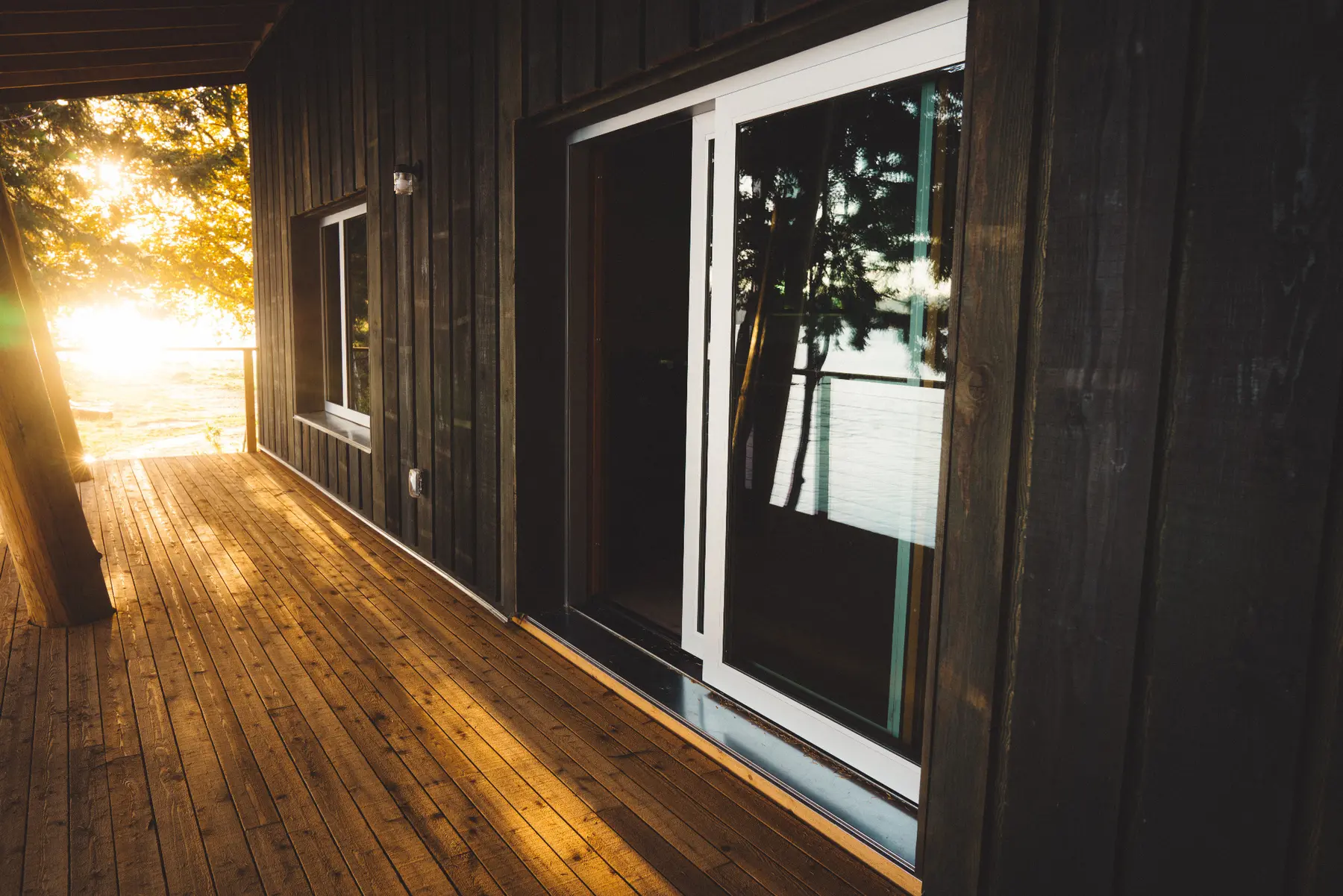 Lift-and-slide opening along the waterfront deck