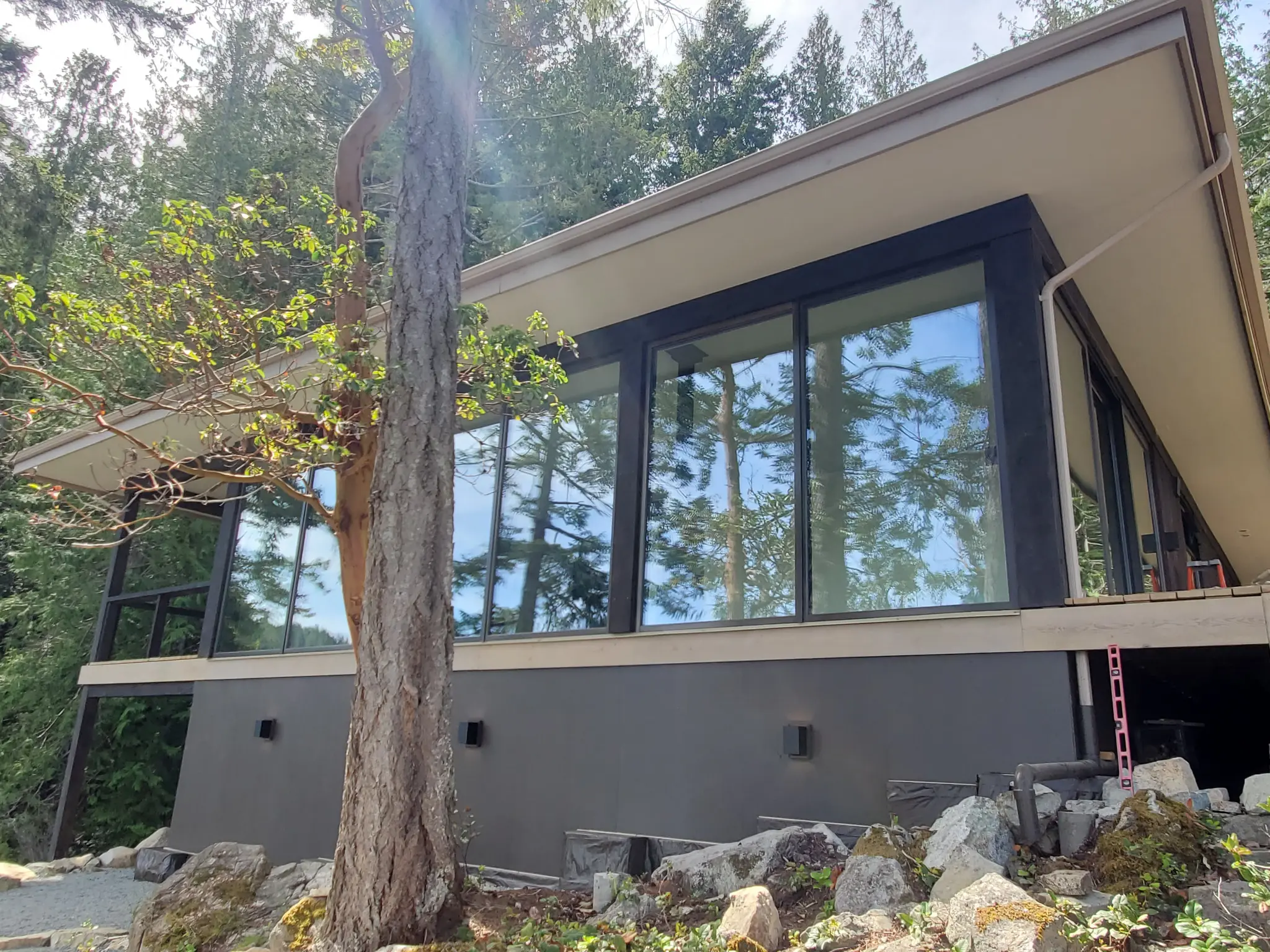 Waterfront elevation with an expansive custom Fenstür window wall