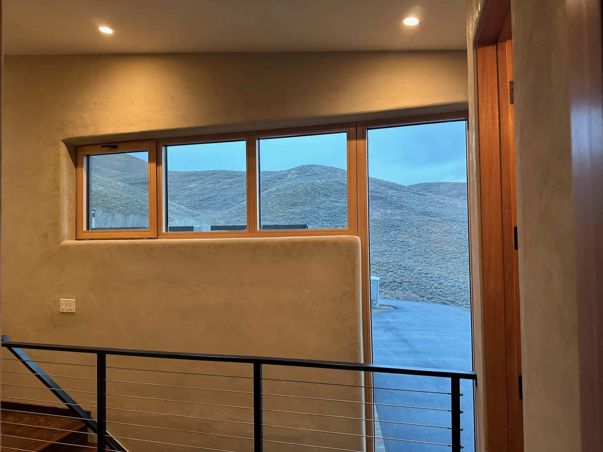 Custom window composition following the stair landing