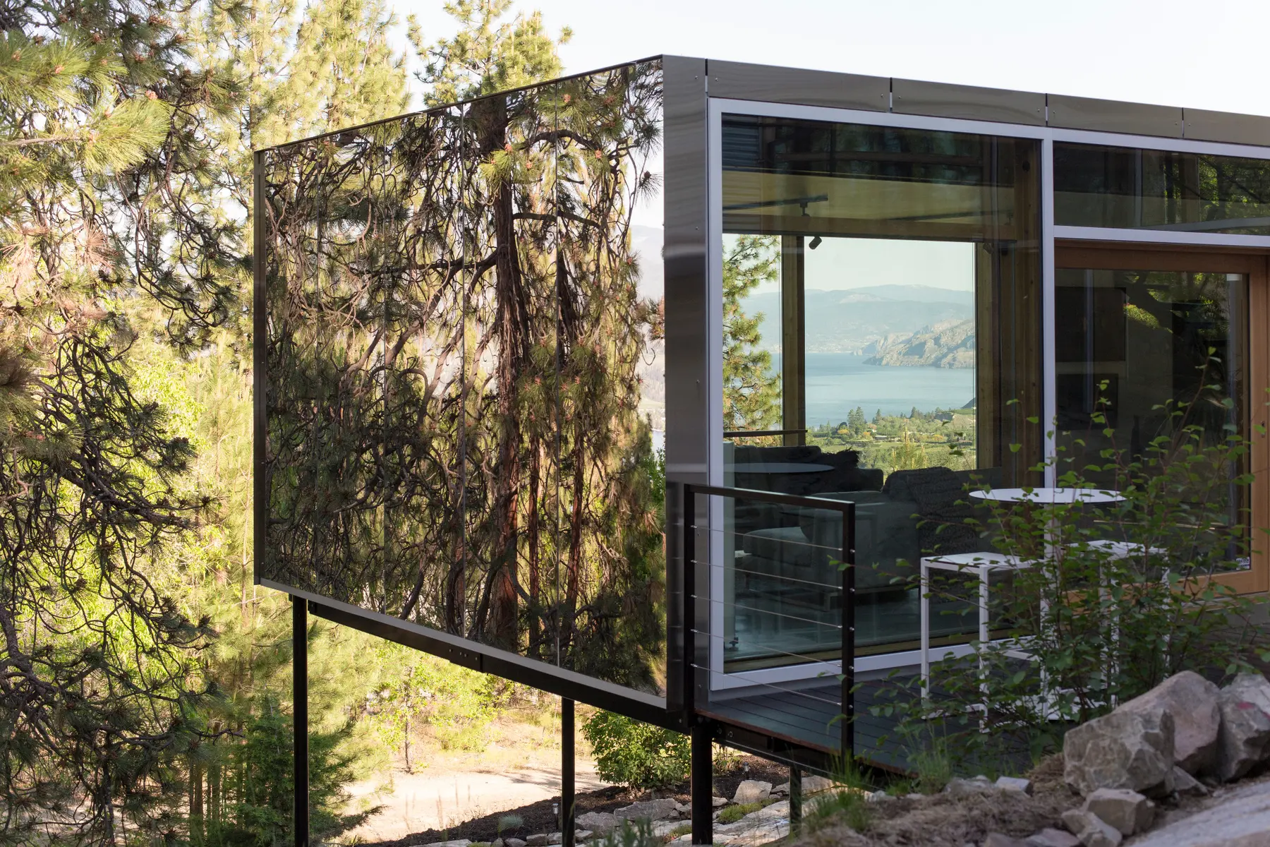 Transparent corner and picture-window wall