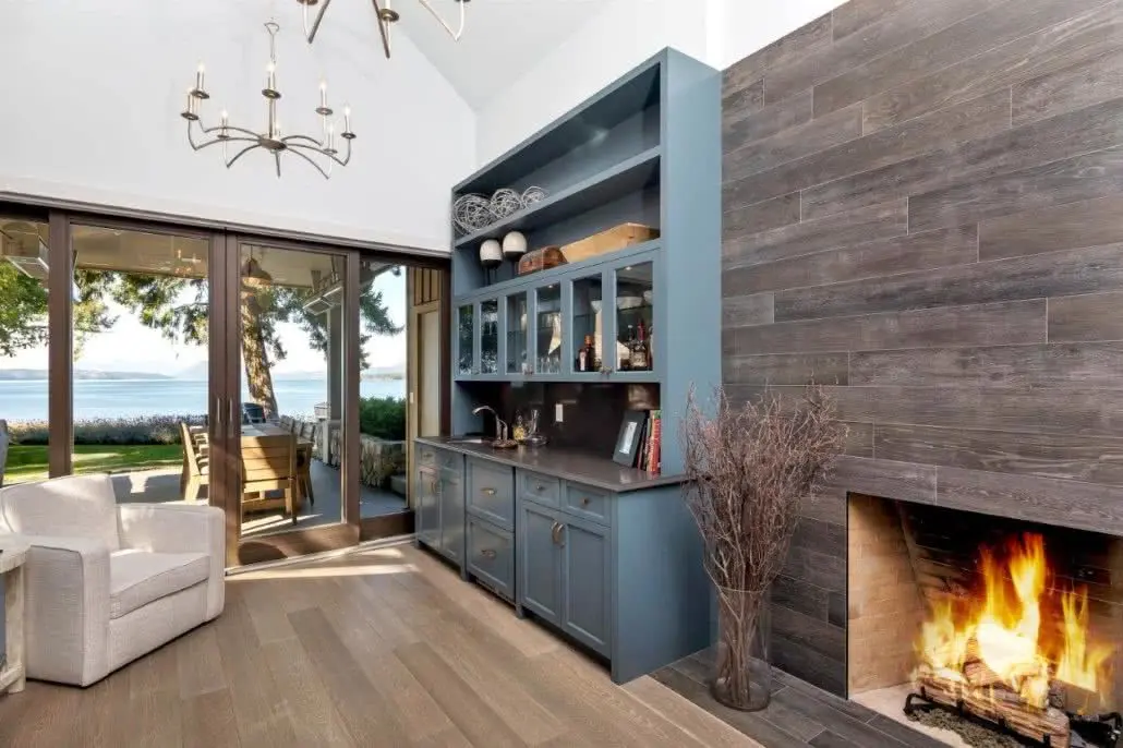 Wood-framed doors connecting a quiet room to the terrace